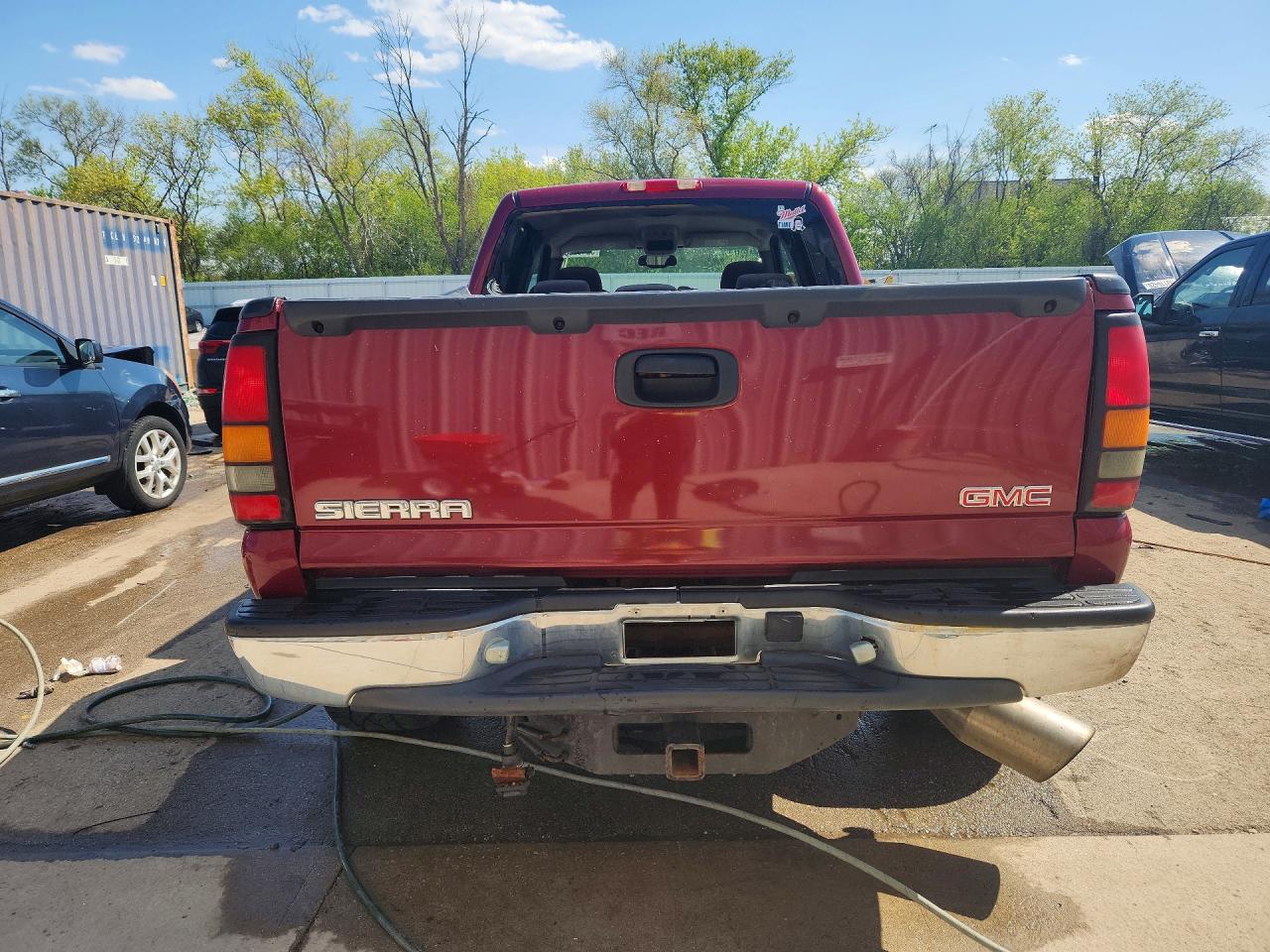 2004 Gmc Sierra K2500 Heavy Duty Red vin: 1GTHK23214F216495
