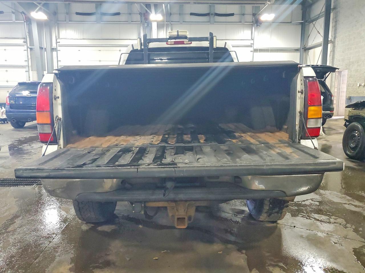 2005 Gmc Sierra K2500 Heavy Duty White vin: 1GTHK23215F851461