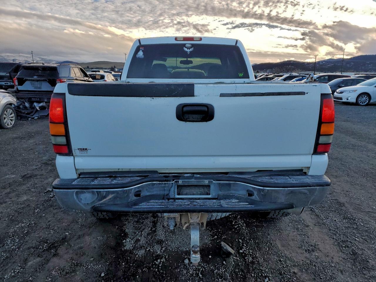 2004 Gmc Sierra K2500 Heavy Duty White vin: 1GTHK23234F208057