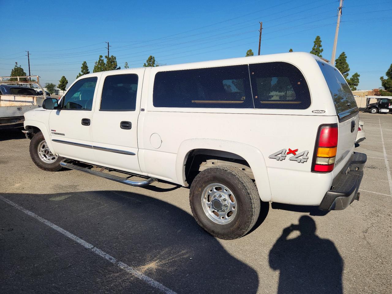 2004 Gmc Sierra White vin: 1GTHK232X4F214597