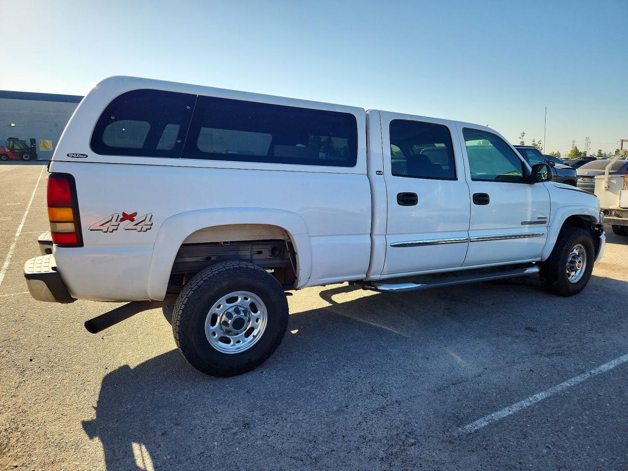 2004 Gmc Sierra White vin: 1GTHK232X4F214597