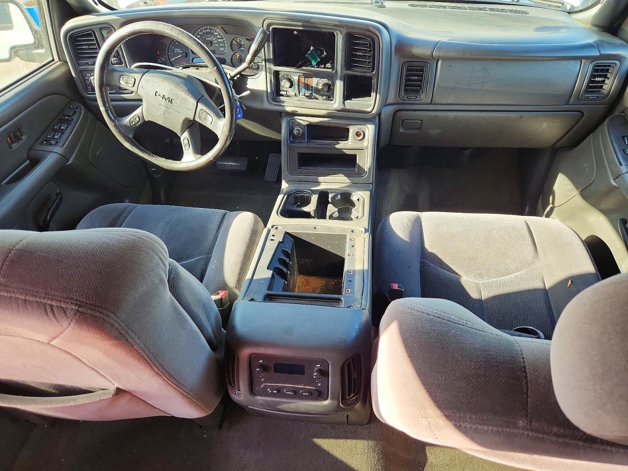 2004 Gmc Sierra White vin: 1GTHK232X4F214597