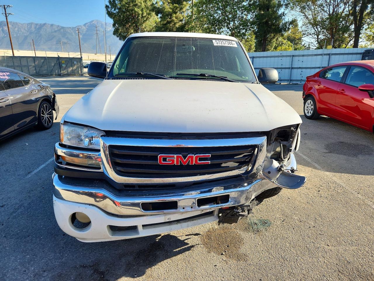 2004 Gmc Sierra White vin: 1GTHK232X4F214597