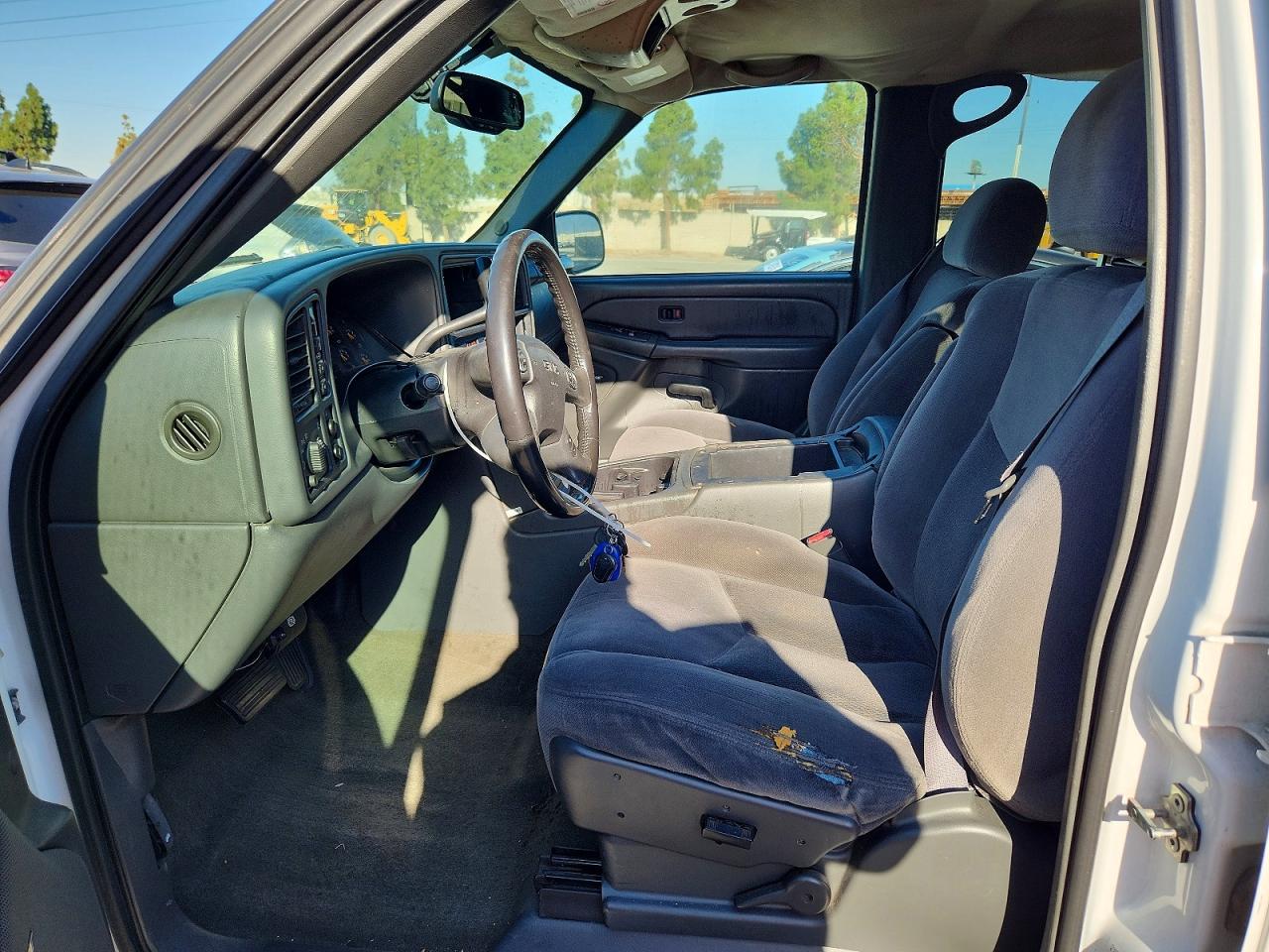 2004 Gmc Sierra White vin: 1GTHK232X4F214597