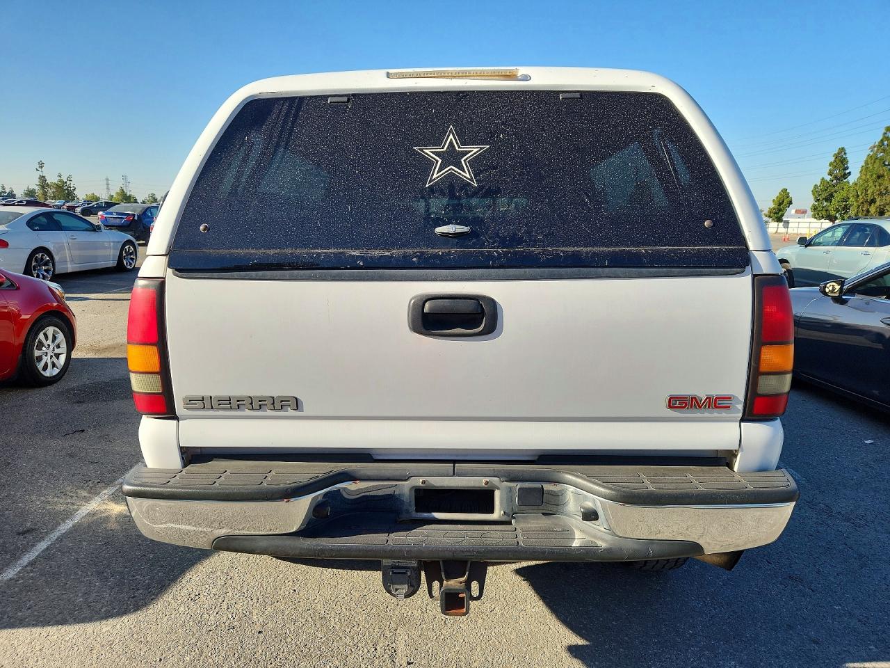 2004 Gmc Sierra White vin: 1GTHK232X4F214597