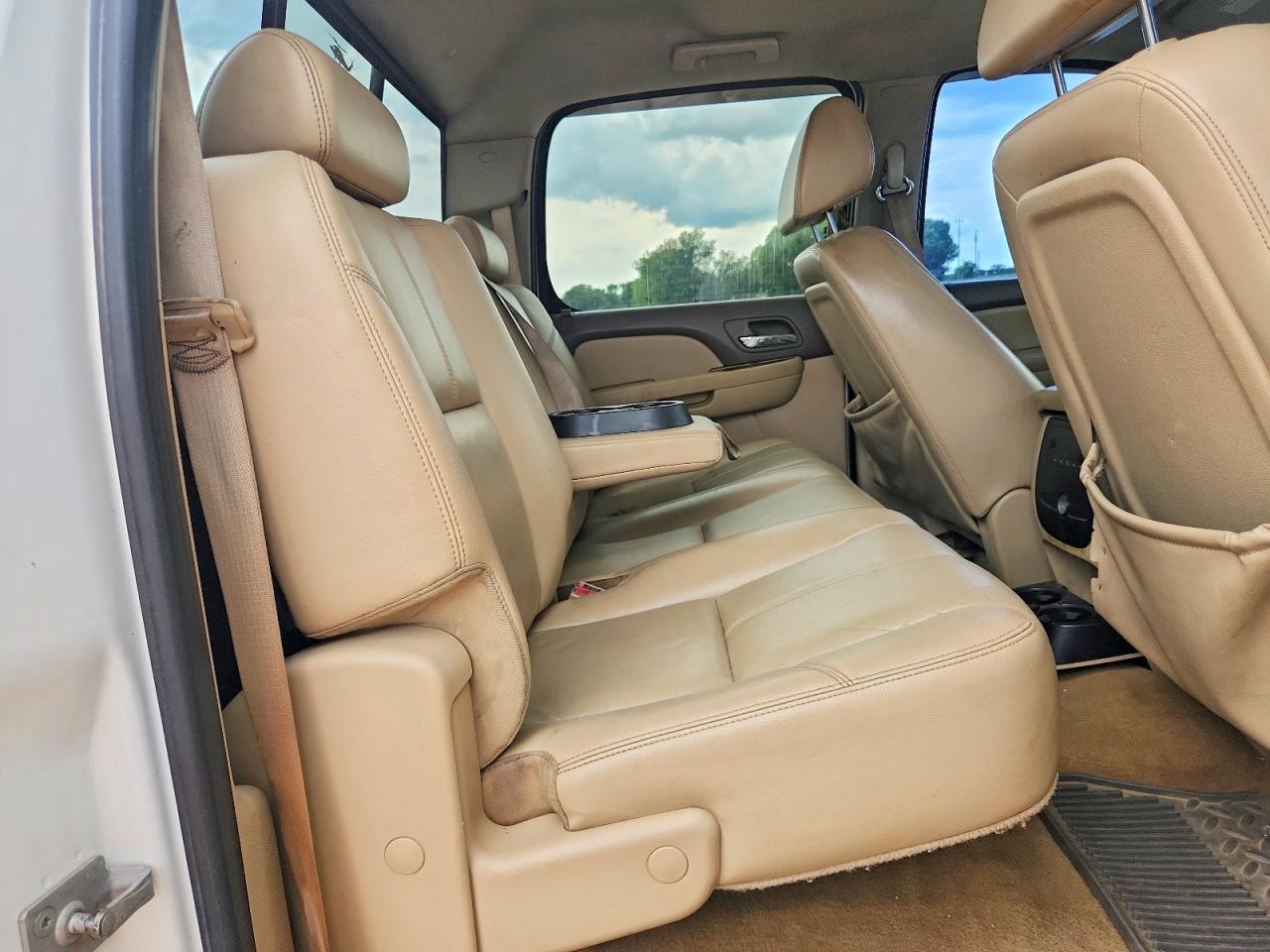2008 Gmc Sierra K2500 Heavy Duty White vin: 1GTHK23638F171908