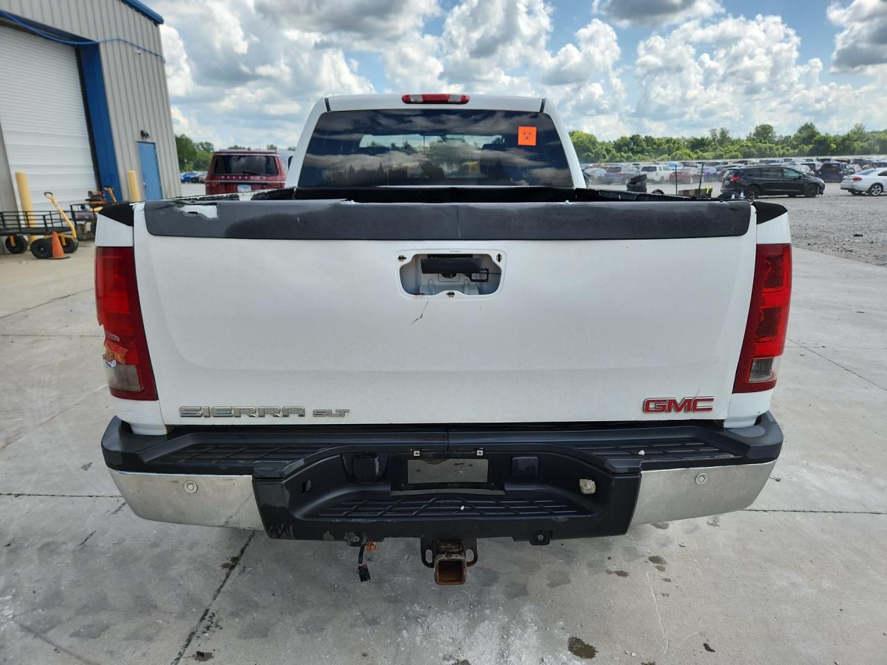 2008 Gmc Sierra K2500 Heavy Duty White vin: 1GTHK23688F206684 Damage: Tailgate, Dent(S) W/ Paint Dmg, 5 To 6 Inches