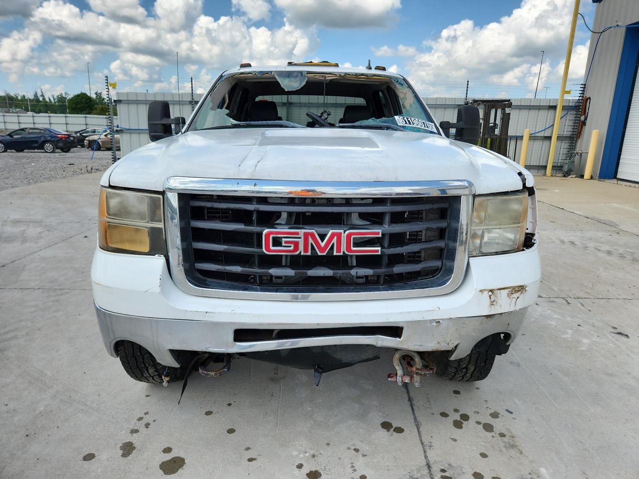 2008 Gmc Sierra K2500 Heavy Duty White vin: 1GTHK23688F206684 Damage: Left Head Lamp, Broken, Replacement Required