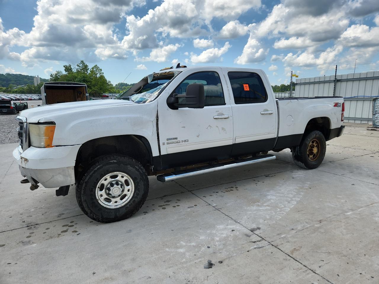 2008 Gmc Sierra K2500 Heavy Duty White vin: 1GTHK23688F206684 Damage: Left Front Fender, Severe Damage, Replacement Required
