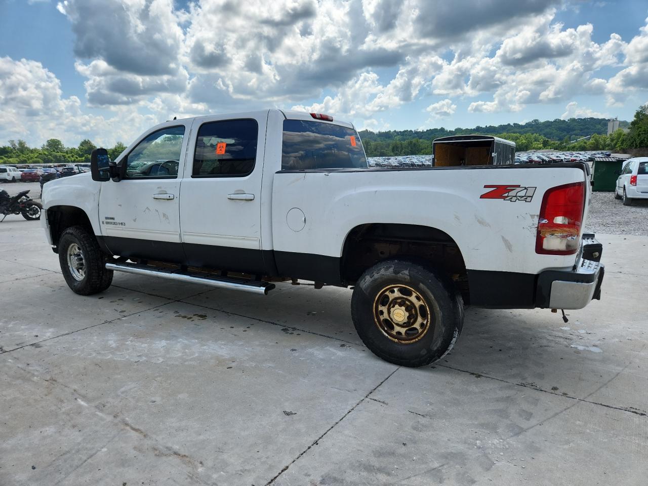 2008 Gmc Sierra K2500 Heavy Duty White vin: 1GTHK23688F206684 Damage: Left Bed Side, Dent(S) W/ Paint Dmg, > 12 Inches