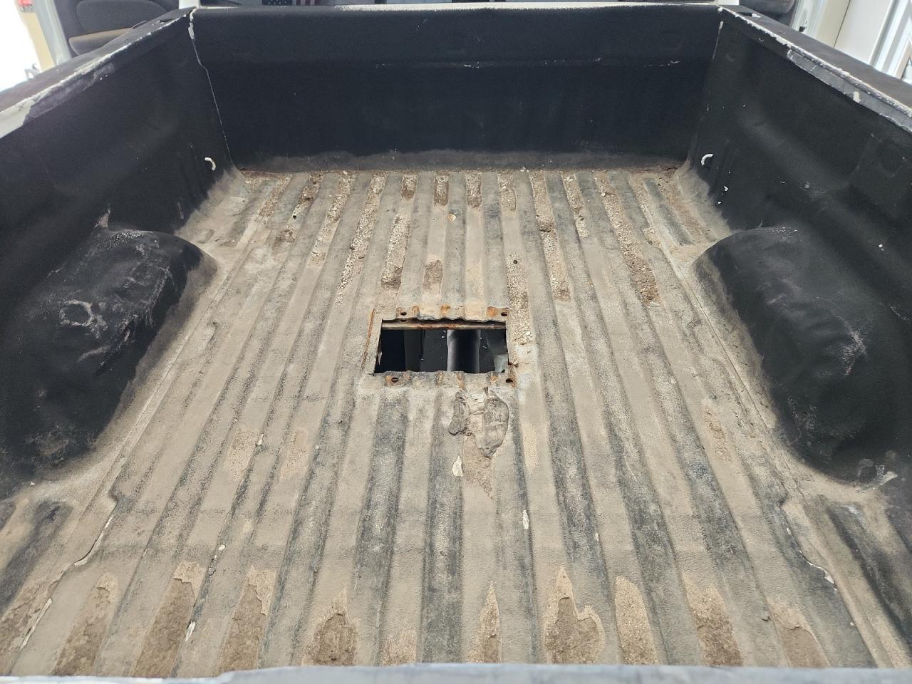 2008 Gmc Sierra K2500 Heavy Duty White vin: 1GTHK23688F206684 Damage: Inside Bed, Cut, > 12 Inches