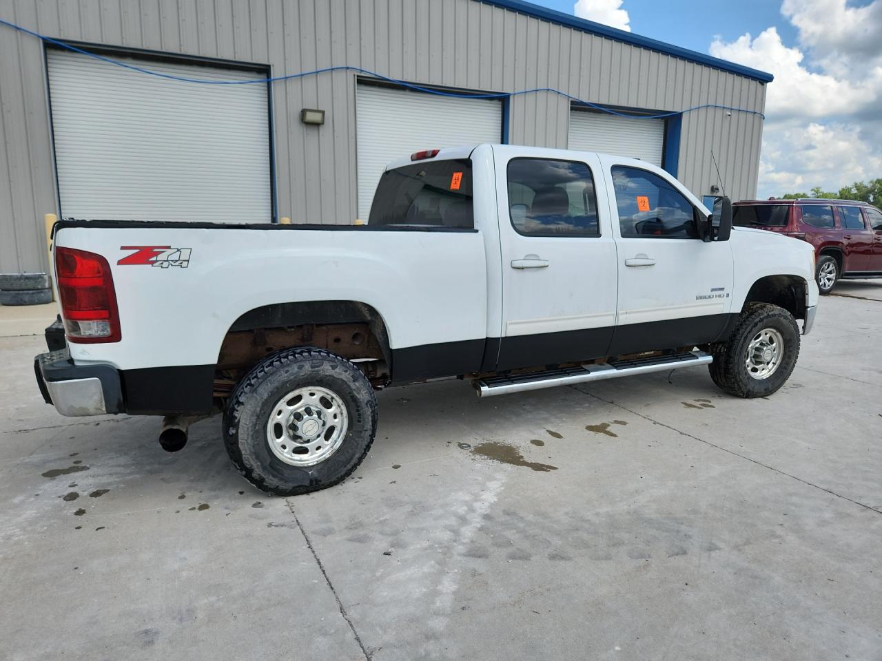 2008 Gmc Sierra K2500 Heavy Duty White vin: 1GTHK23688F206684 Damage: Right Bed Side, Dent(S) W/ Paint Dmg, 3 To 4 Inches
