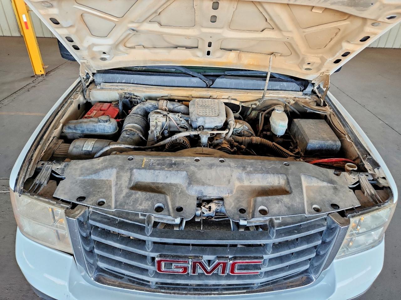 2008 Gmc Sierra White vin: 1GTHK29608E142671