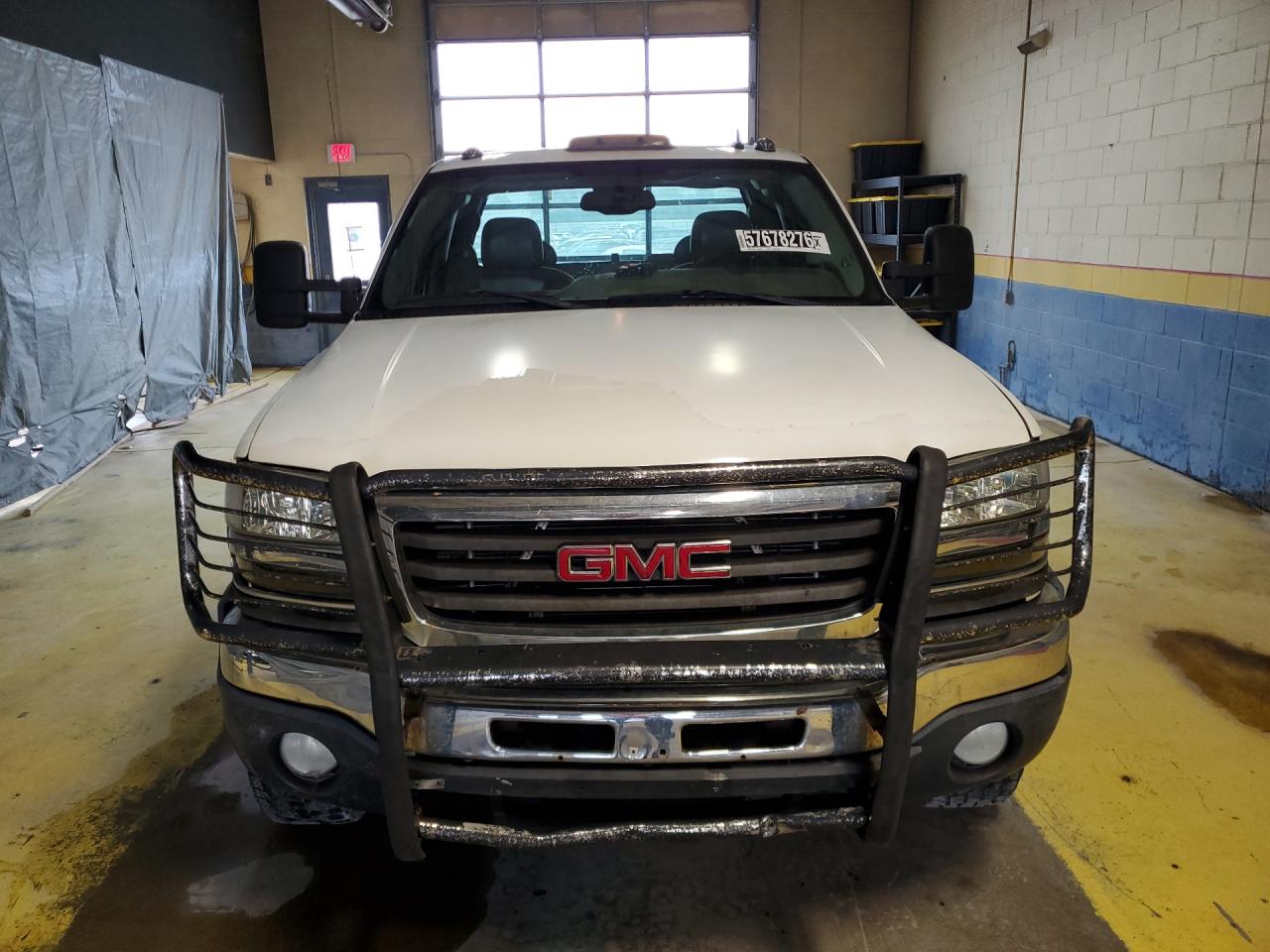 2006 Gmc Sierra K2500 Heavy Duty White vin: 1GTHK29D16E181748 Damage: Front Bumper/Guard, Aftermarket, Removal Required