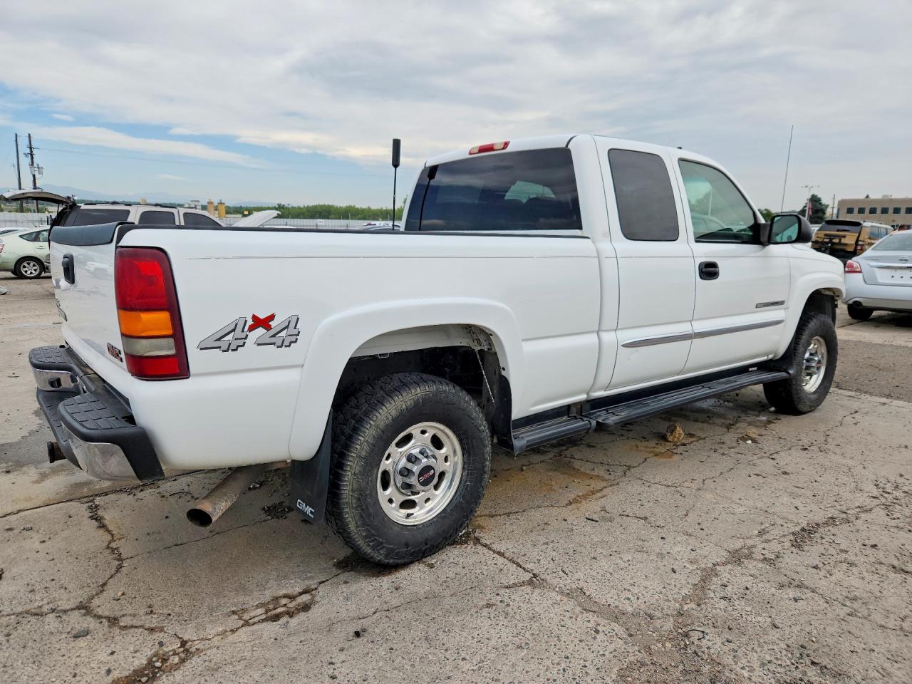 2003 Gmc Sierra K2500 Heavy Duty White vin: 1GTHK29G03E102477