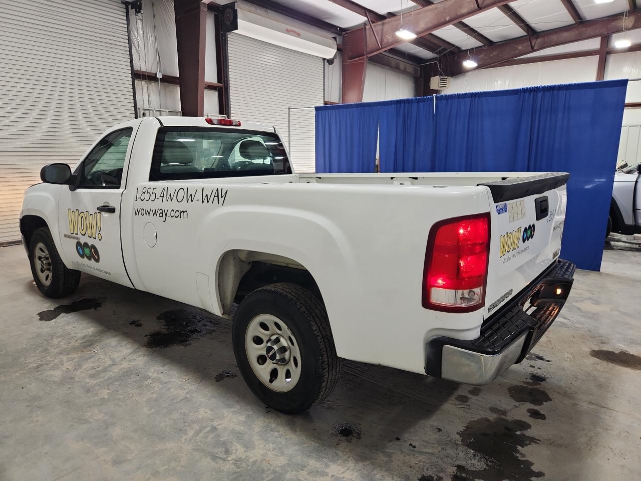 2010 Gmc Sierra C1500 White vin: 1GTPCTEX8AZ159603 Damage: Left Bed Side, Dent(S) W/ Paint Dmg, 1/2 To 1 Inch