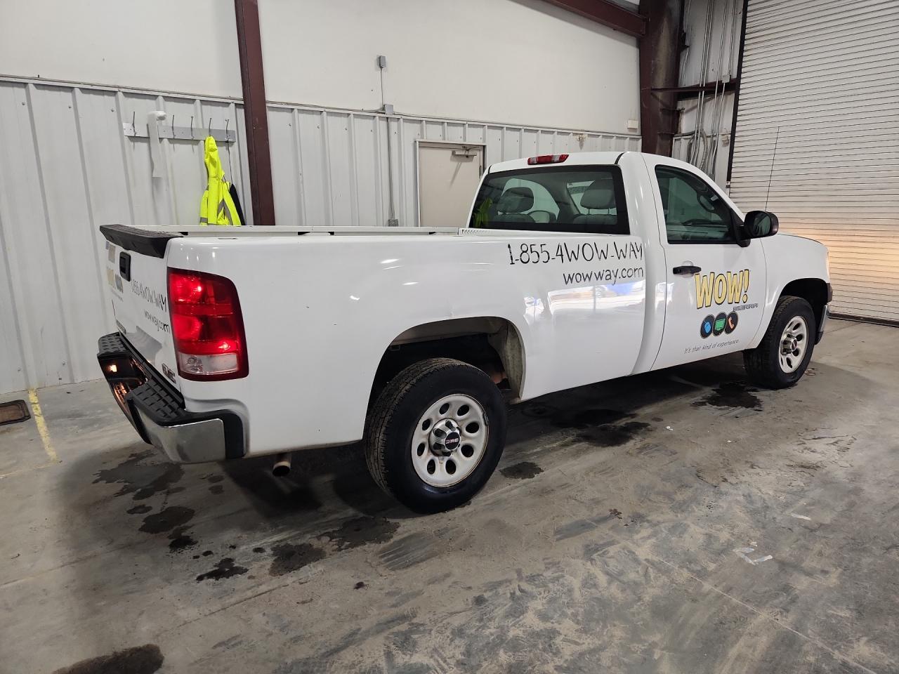 2010 Gmc Sierra C1500 White vin: 1GTPCTEX8AZ159603 Damage: Right Bed Side, Dent(S) W/ Paint Dmg, 1 To 2 Inches