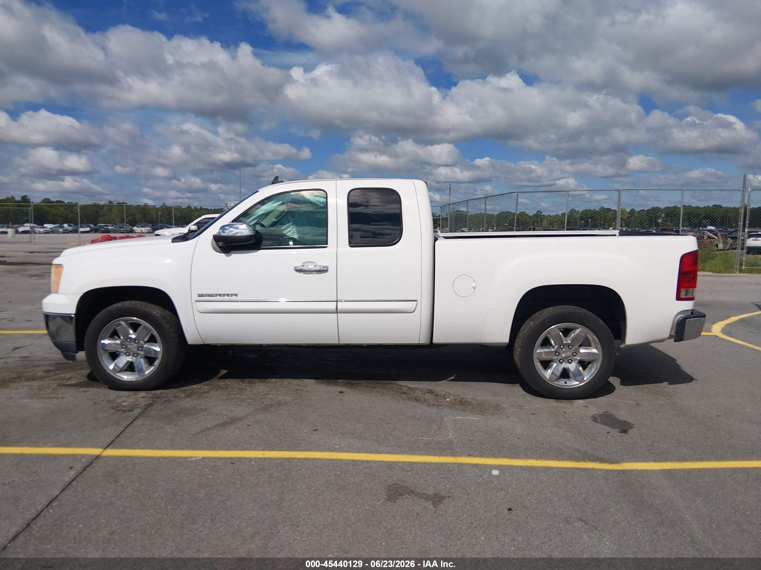 2013 Gmc Sierra 1500 Sle White vin: 1GTR1VE01DZ335070
