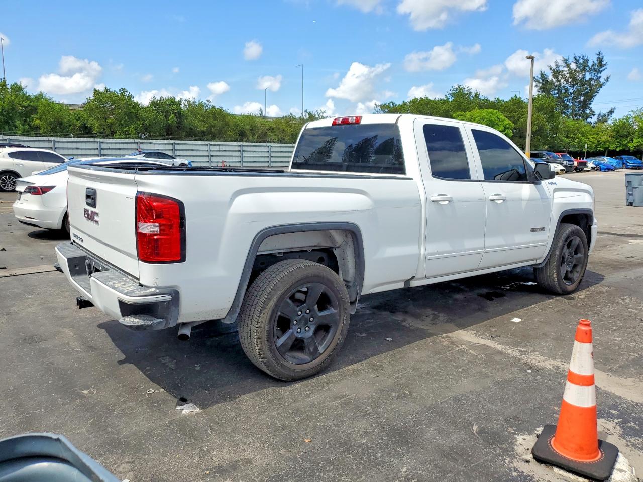 2018 Gmc Sierra K1500 White vin: 1GTV2LEC0JZ277460