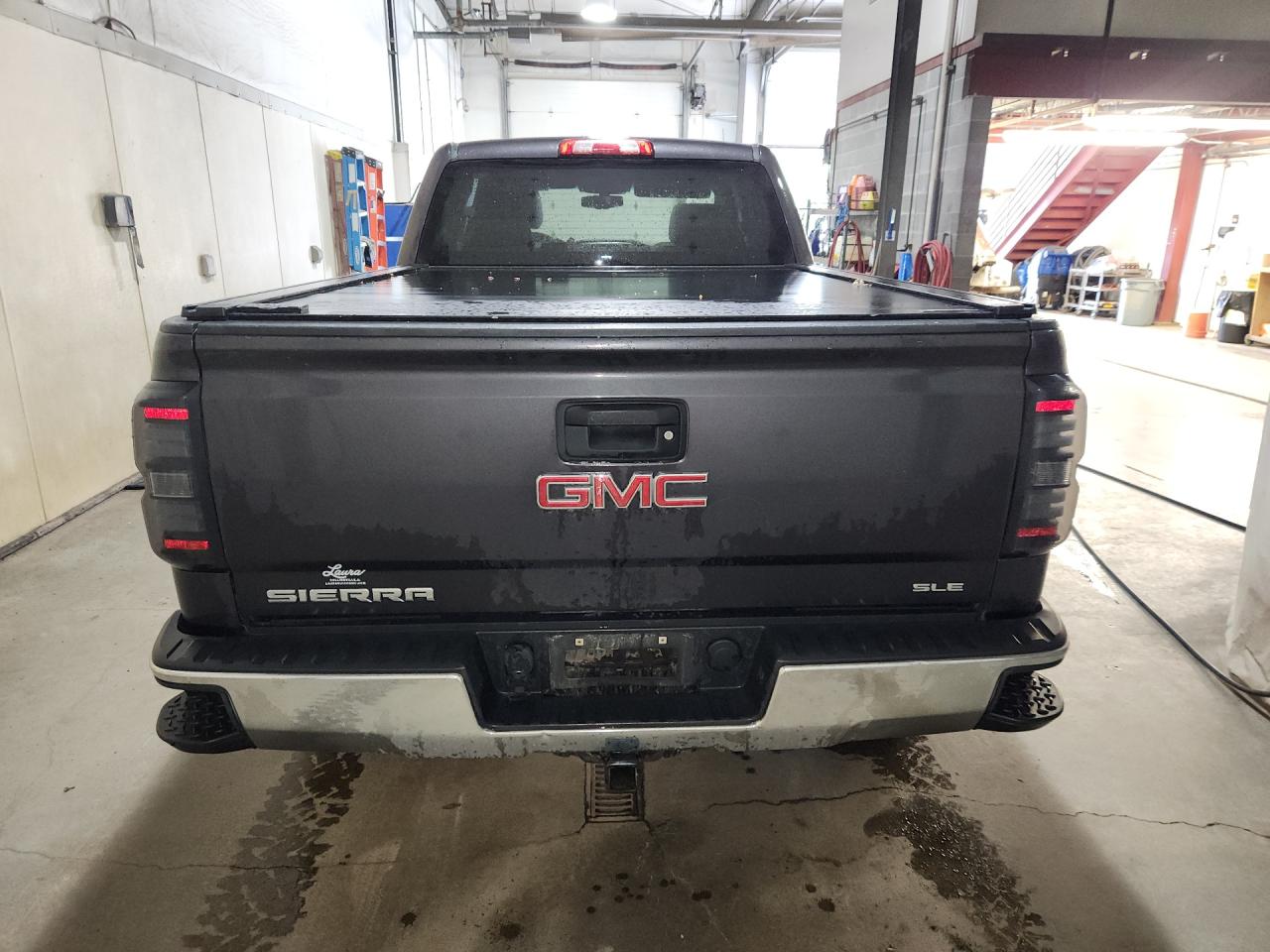 2015 Gmc Sierra K1500 Sle Black vin: 1GTV2UEC5FZ257041 Damage: Right Tail Light, Aftermarket, Acceptable