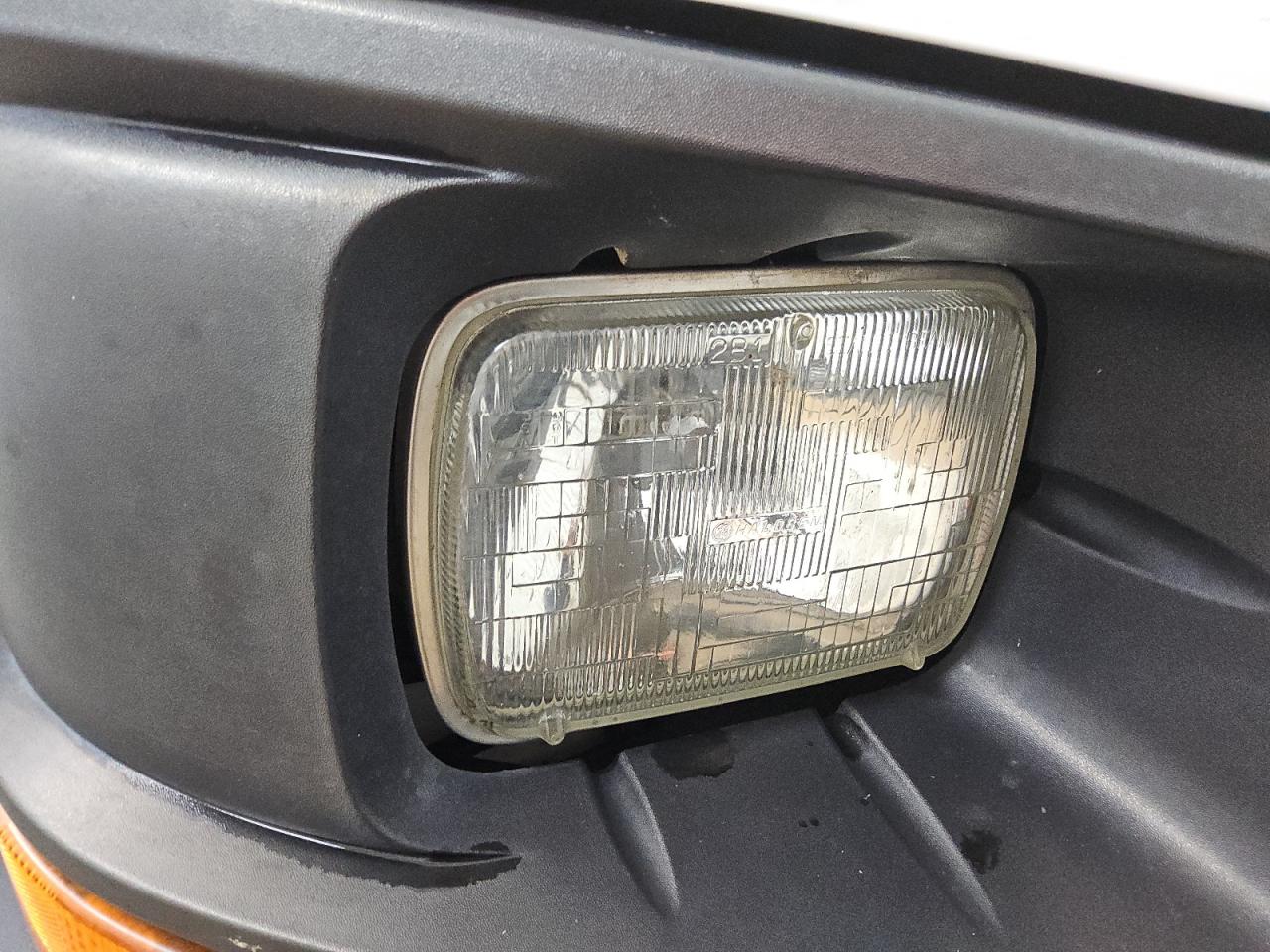 2015 Gmc Savana G2500 White vin: 1GTW7FCF1F1267871 Damage: Right Head Lamp, Water Damage, Replacement Required