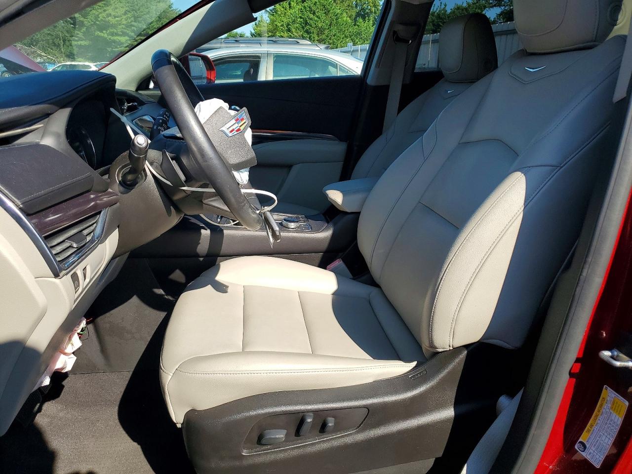 2019 Cadillac Xt4 Luxury Red vin: 1GYAZAR46KF147827