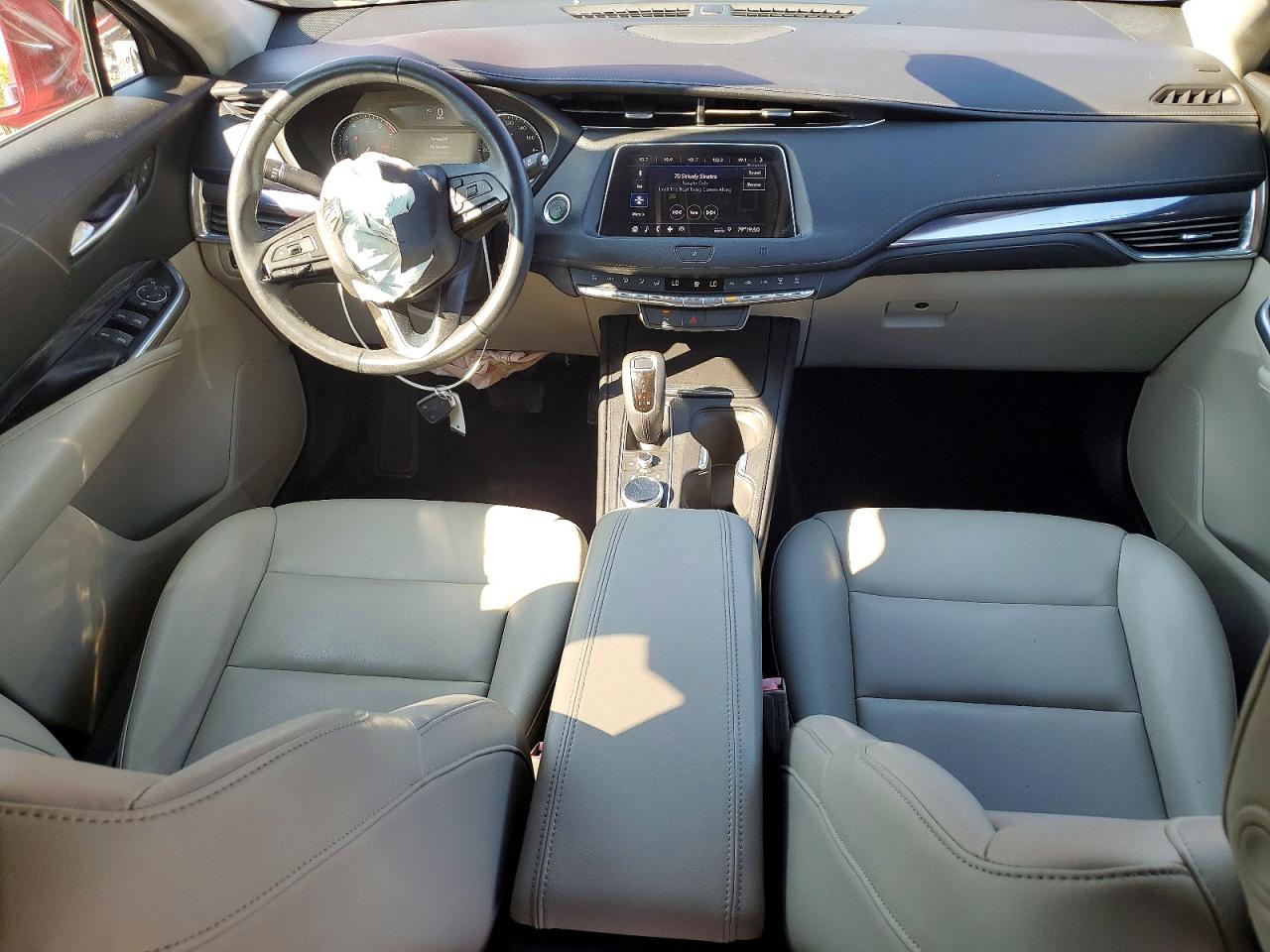 2019 Cadillac Xt4 Luxury Red vin: 1GYAZAR46KF147827