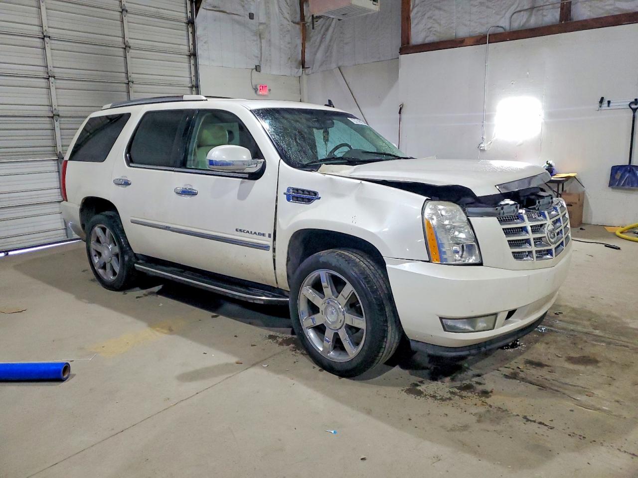 2008 Cadillac Escalade Luxury White vin: 1GYEC63848R213262