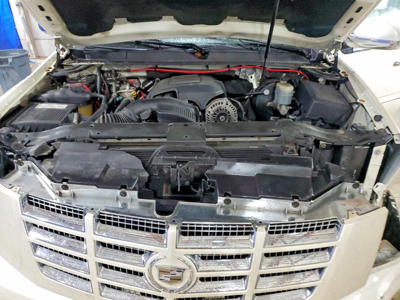 2008 Cadillac Escalade Luxury White vin: 1GYEC63848R213262