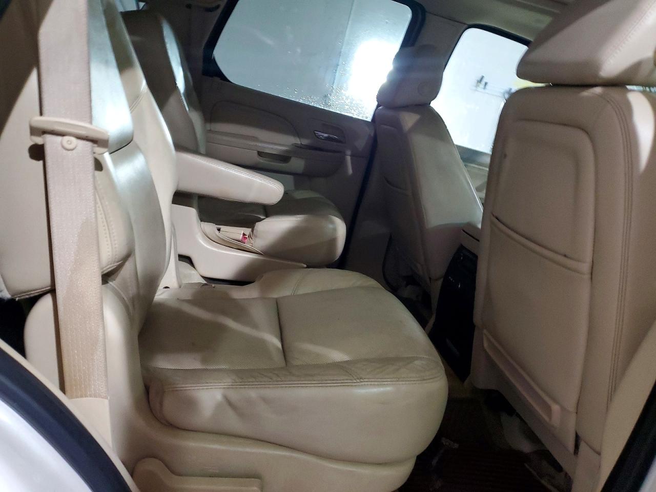 2008 Cadillac Escalade Luxury White vin: 1GYEC63848R213262