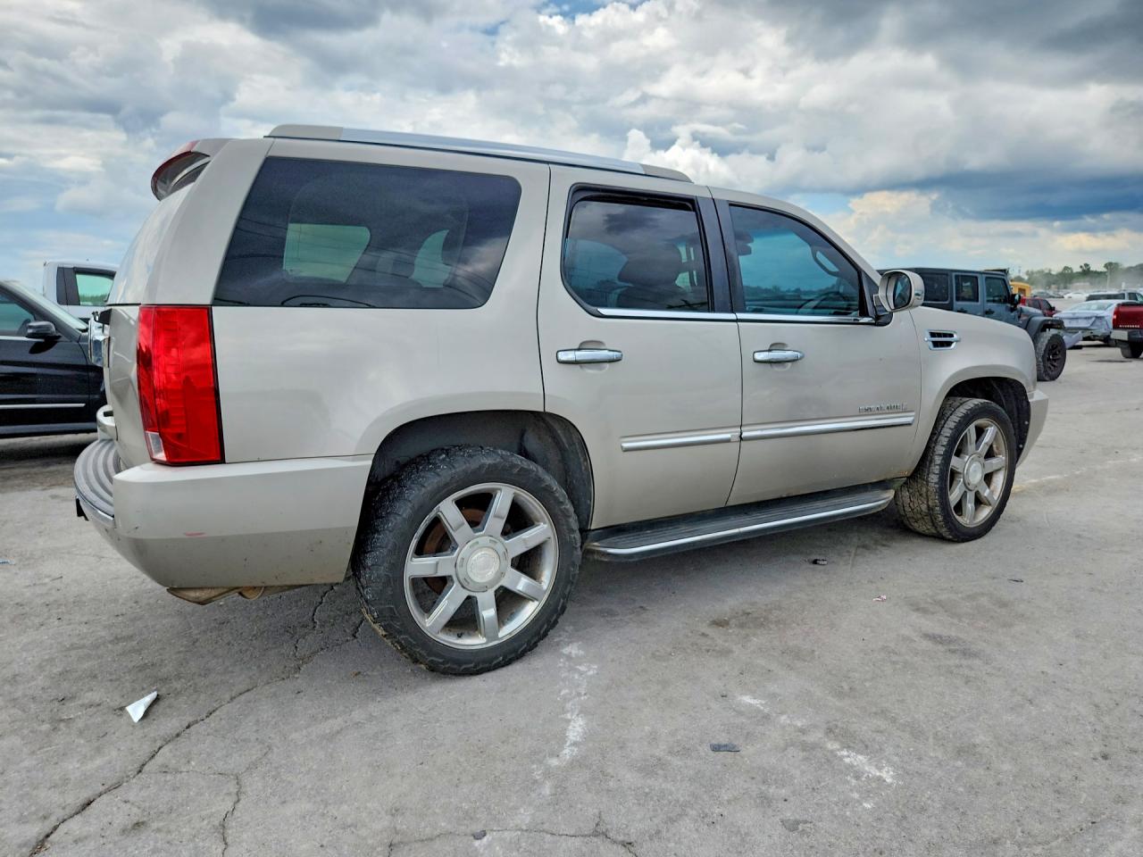 2007 Cadillac Escalade Luxury Бежевый vin: 1GYEC63867R290312