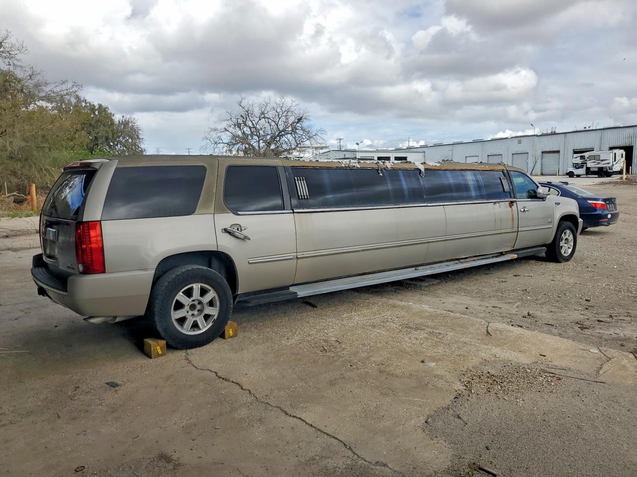 2008 Cadillac Escalade L Silver vin: 1GYEC63868R144641