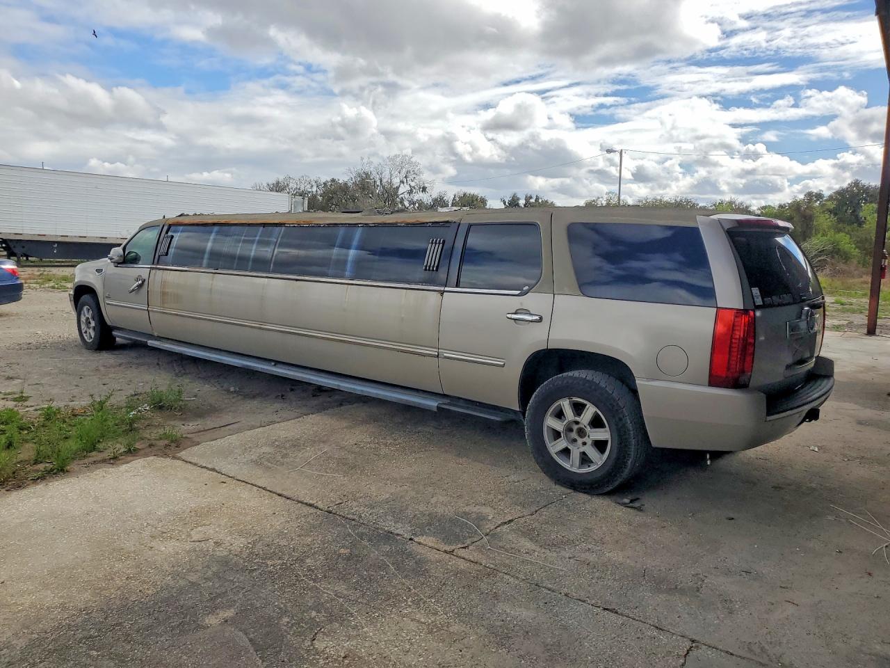 2008 Cadillac Escalade L Silver vin: 1GYEC63868R144641