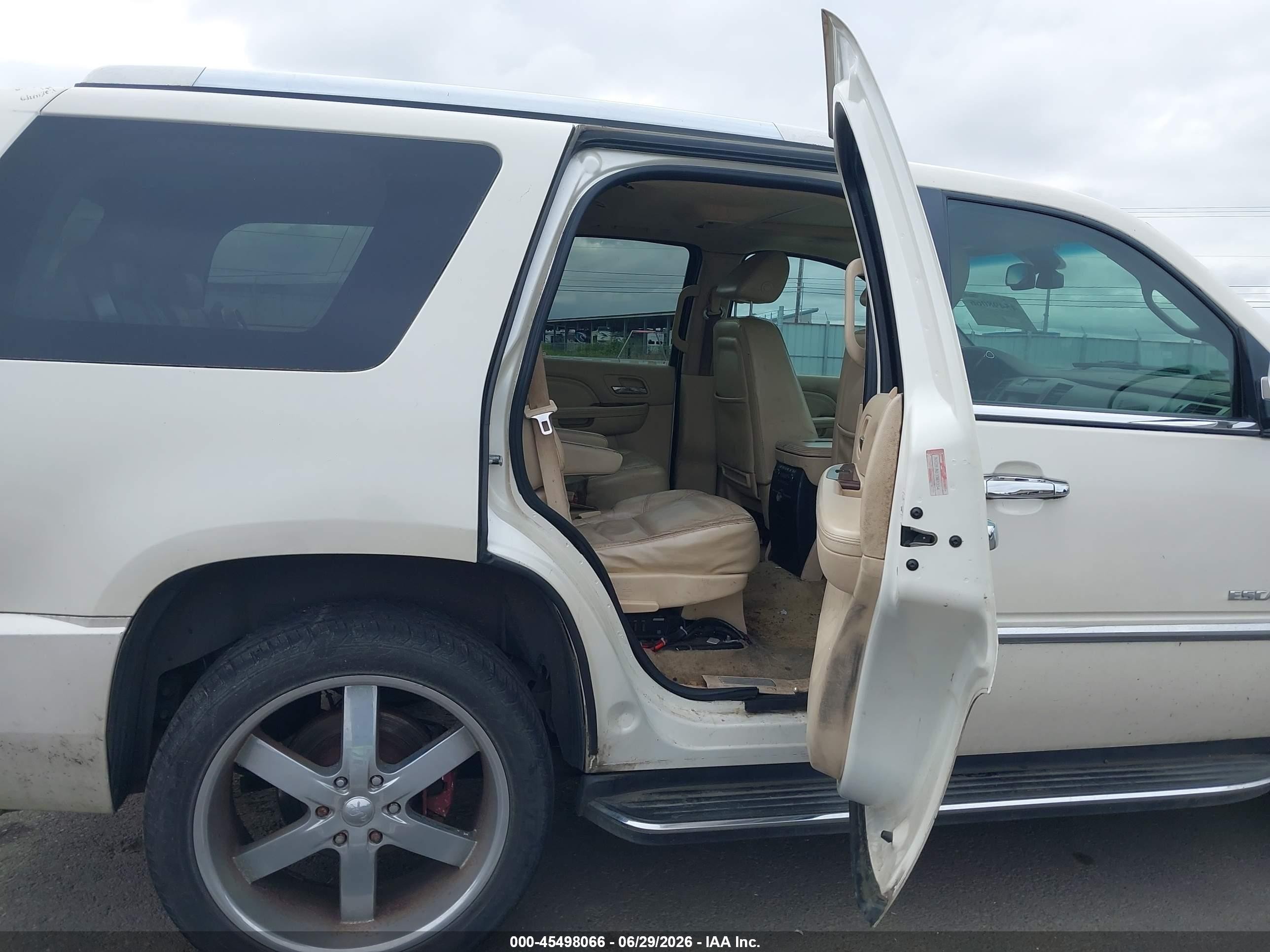 2007 Cadillac Escalade Standard Cream vin: 1GYEC63887R354821