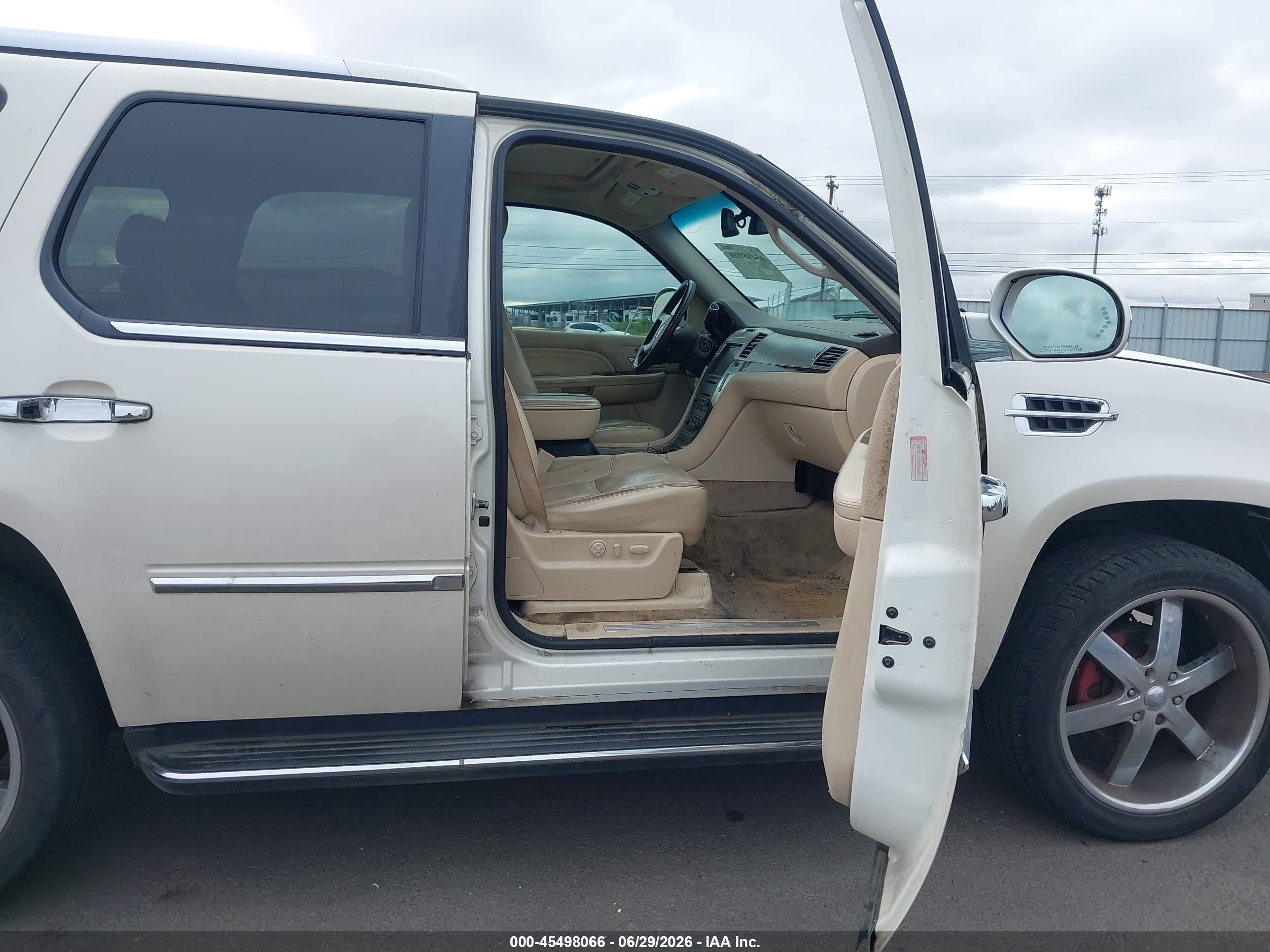 2007 Cadillac Escalade Standard Cream vin: 1GYEC63887R354821