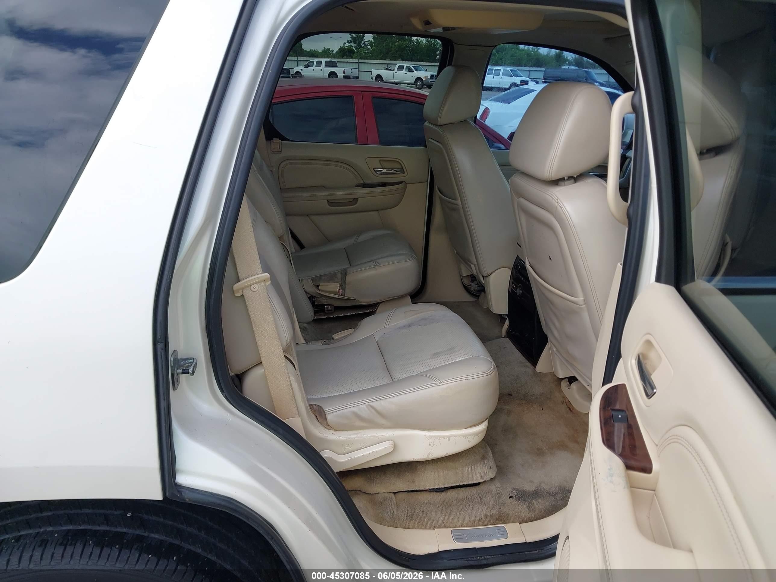 2008 Cadillac Escalade Standard Кремовый vin: 1GYEC63898R235645