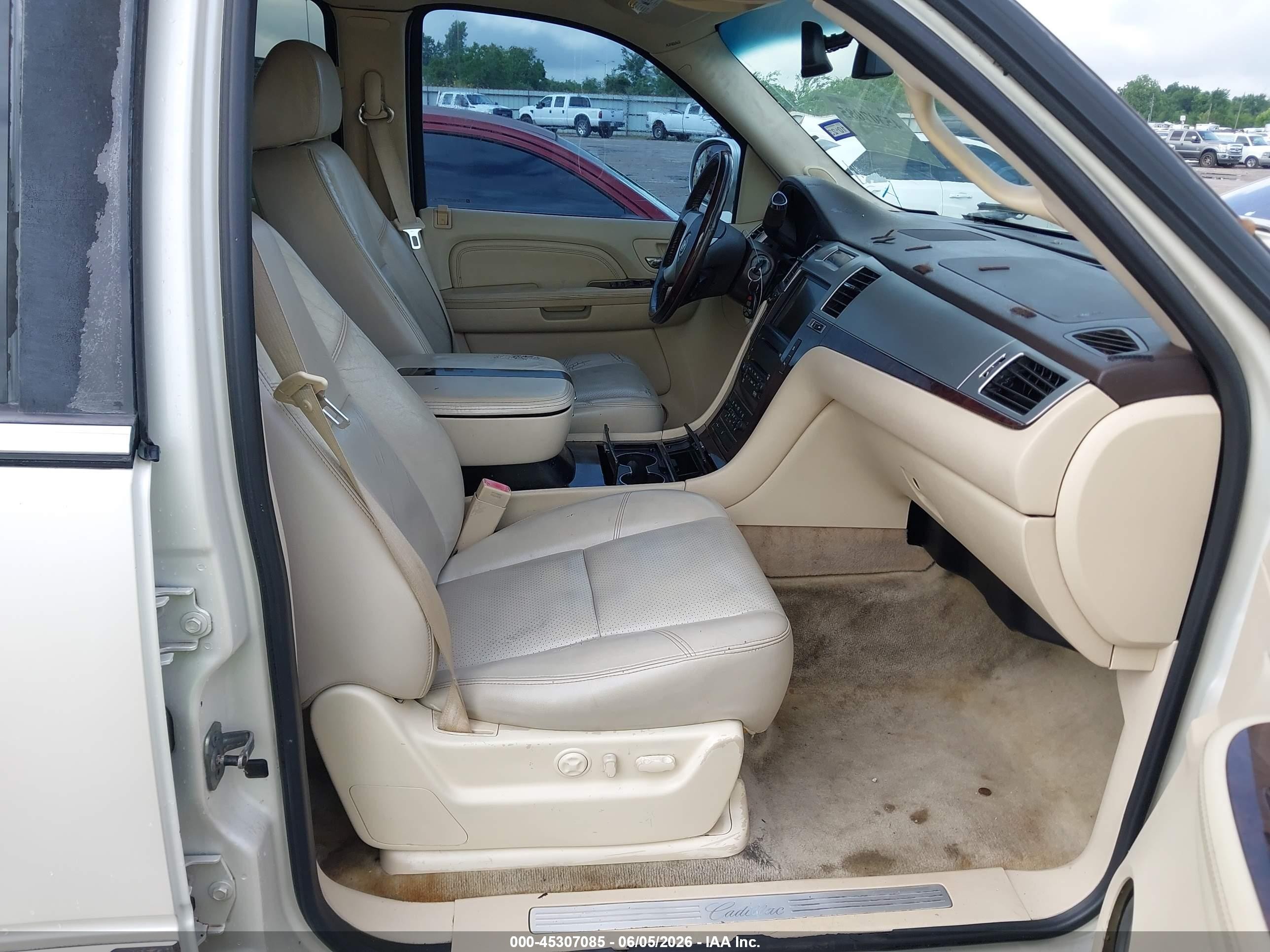 2008 Cadillac Escalade Standard Кремовый vin: 1GYEC63898R235645