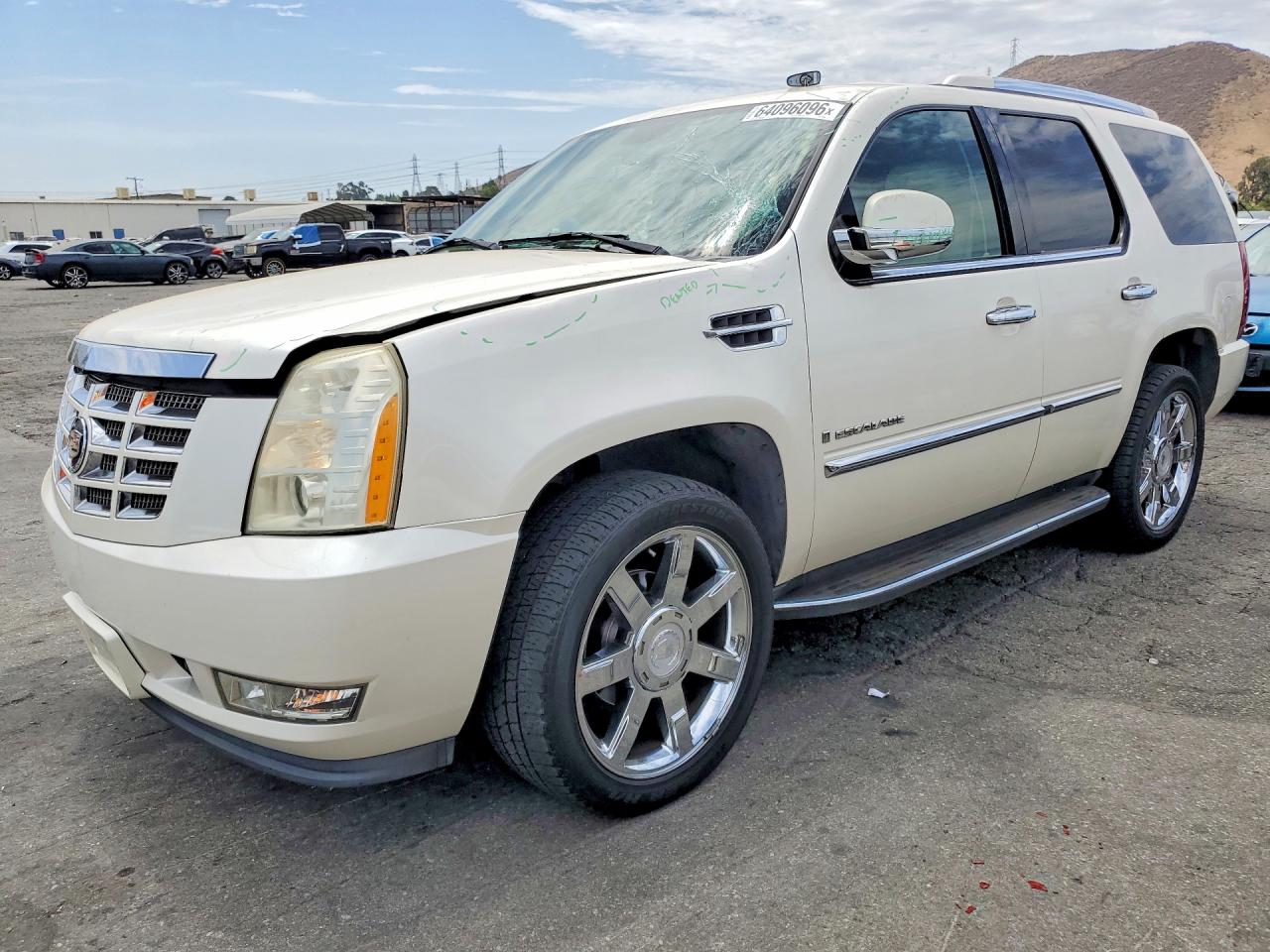 2007 Cadillac Escalade Luxury White vin: 1GYEC638X7R334490