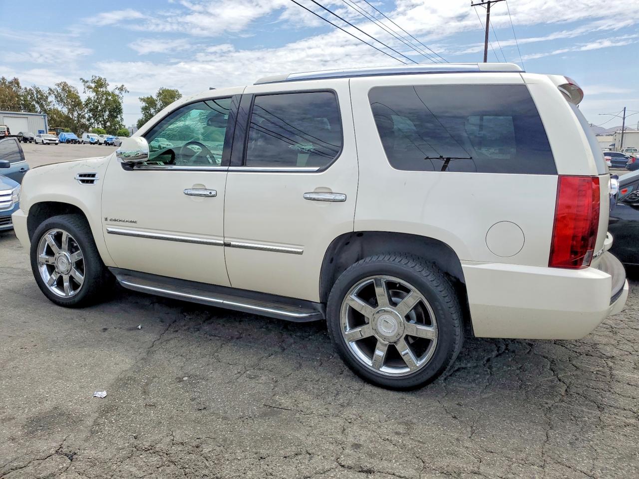 2007 Cadillac Escalade Luxury White vin: 1GYEC638X7R334490