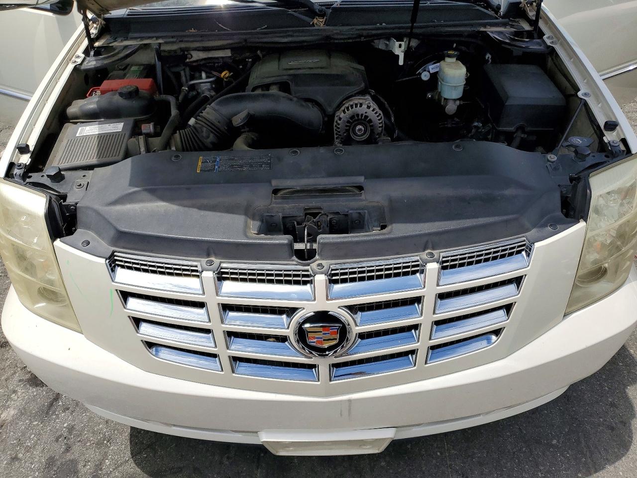 2007 Cadillac Escalade Luxury White vin: 1GYEC638X7R334490