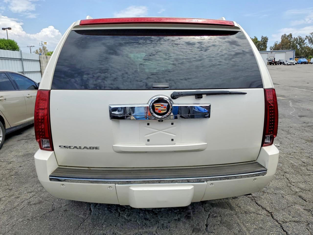 2007 Cadillac Escalade Luxury White vin: 1GYEC638X7R334490
