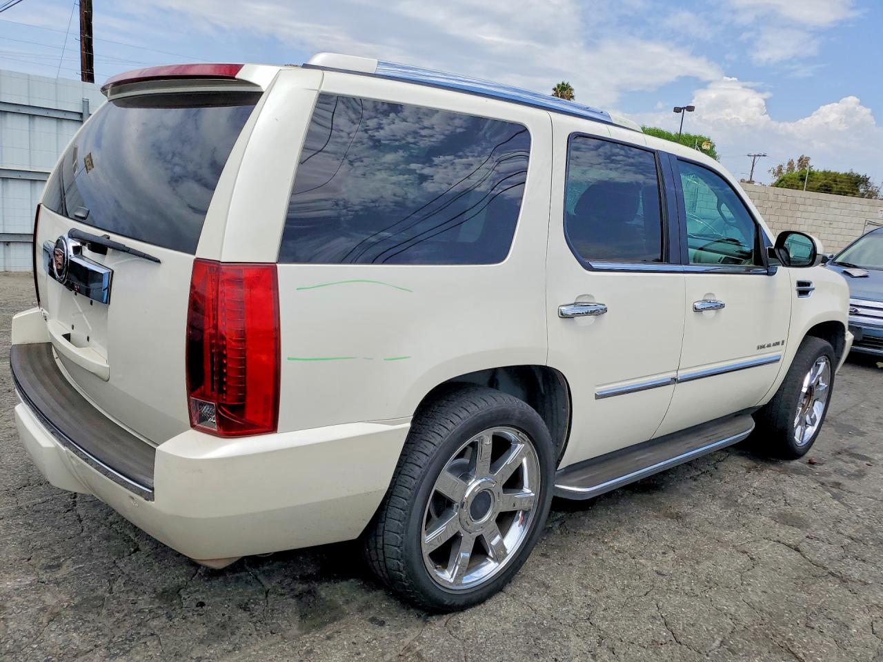 2007 Cadillac Escalade Luxury White vin: 1GYEC638X7R334490