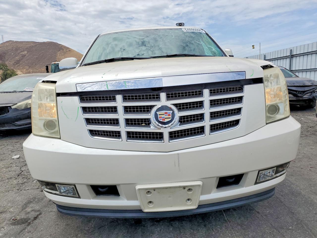 2007 Cadillac Escalade Luxury White vin: 1GYEC638X7R334490