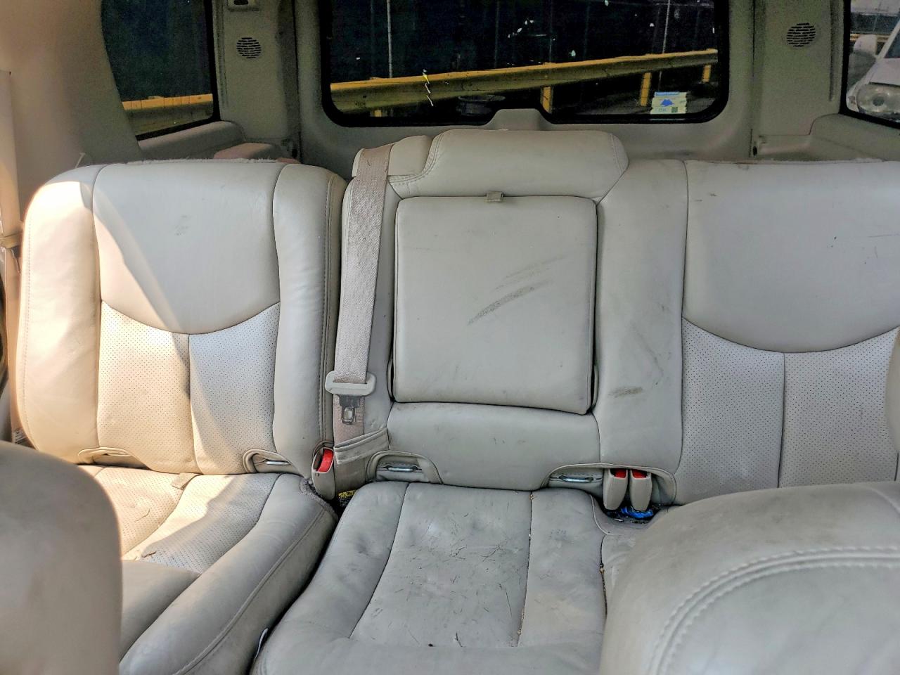 2004 Cadi Escalade L Silver vin: 1GYEC63T14R210561
