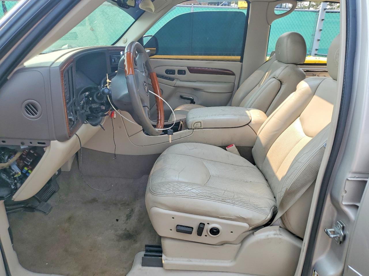 2004 Cadi Escalade L Silver vin: 1GYEC63T14R210561