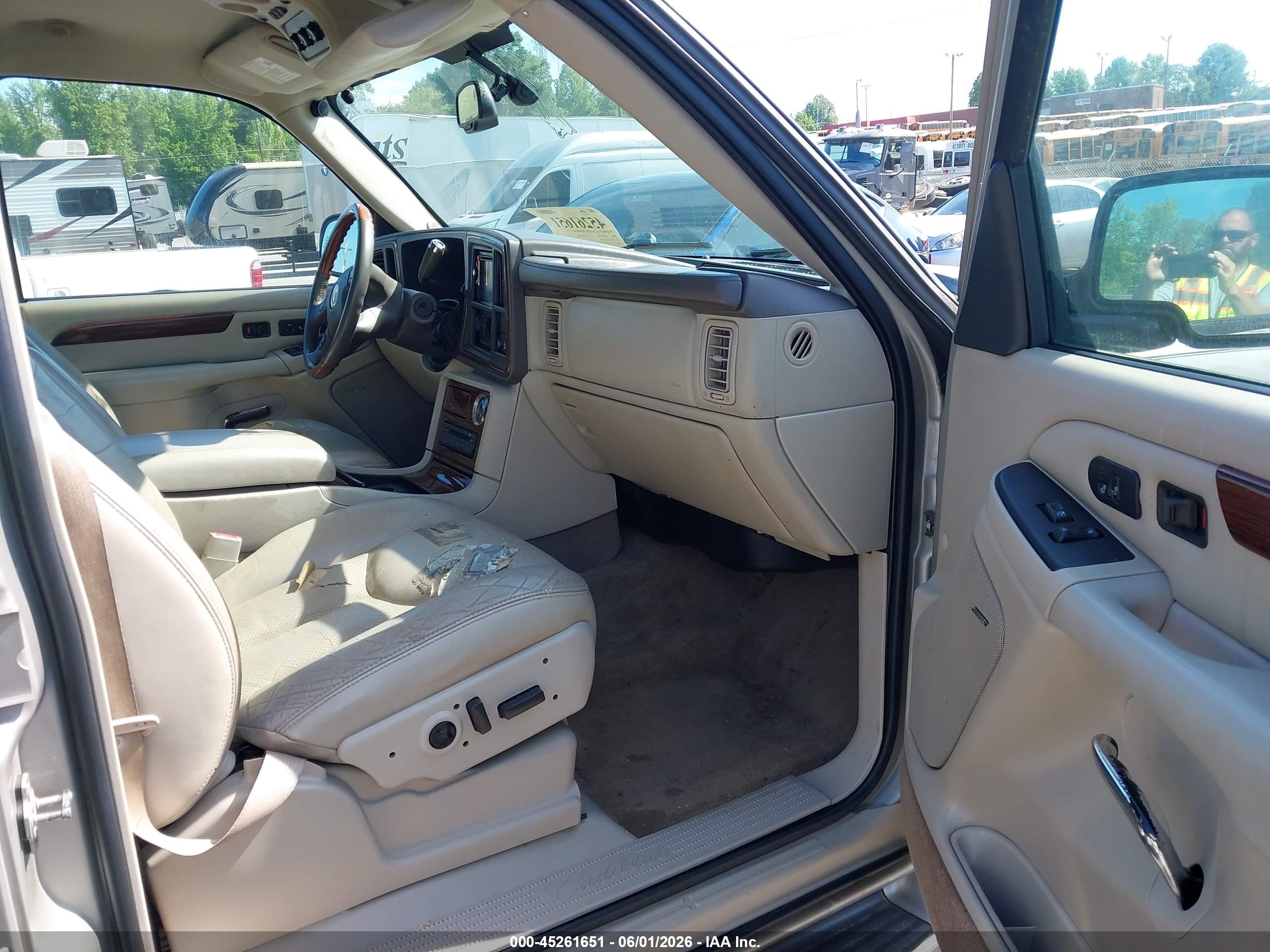 2004 Cadillac Escalade Standard Gold vin: 1GYEC63T24R315285