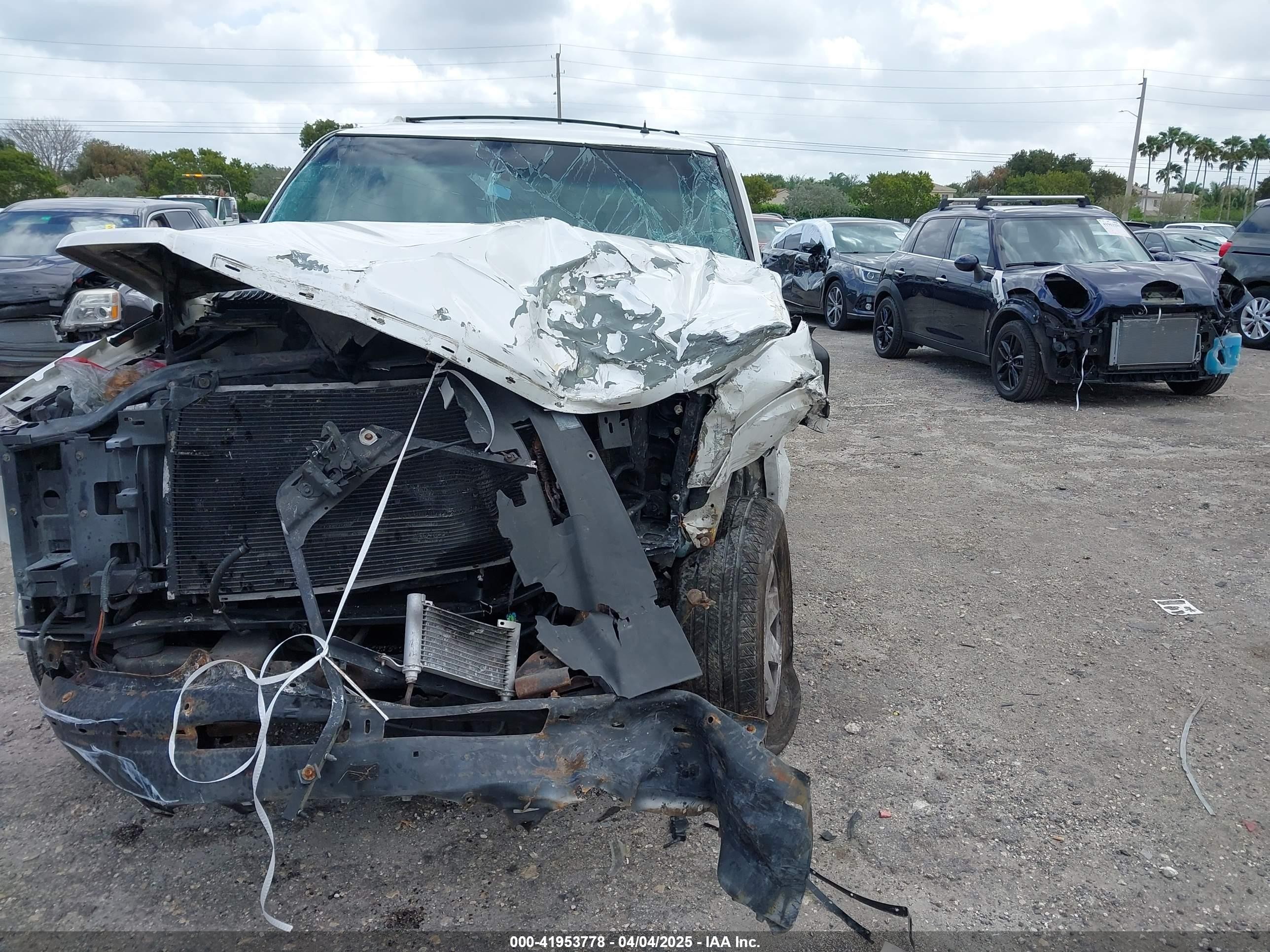 2002 Cadillac Escalade Standard White vin: 1GYEC63T42R183580