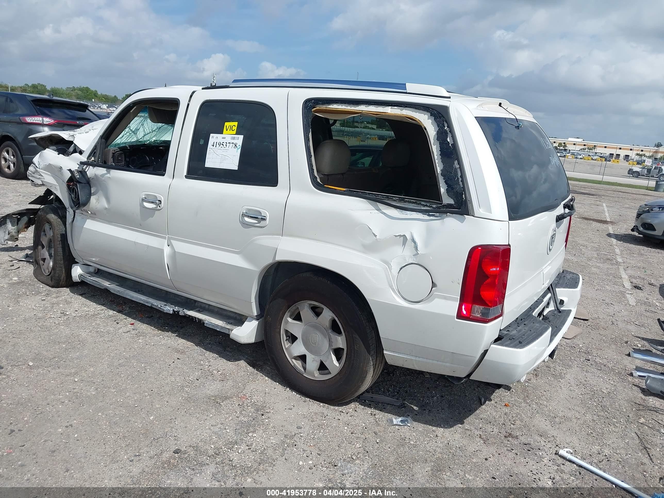 2002 Cadillac Escalade Standard White vin: 1GYEC63T42R183580