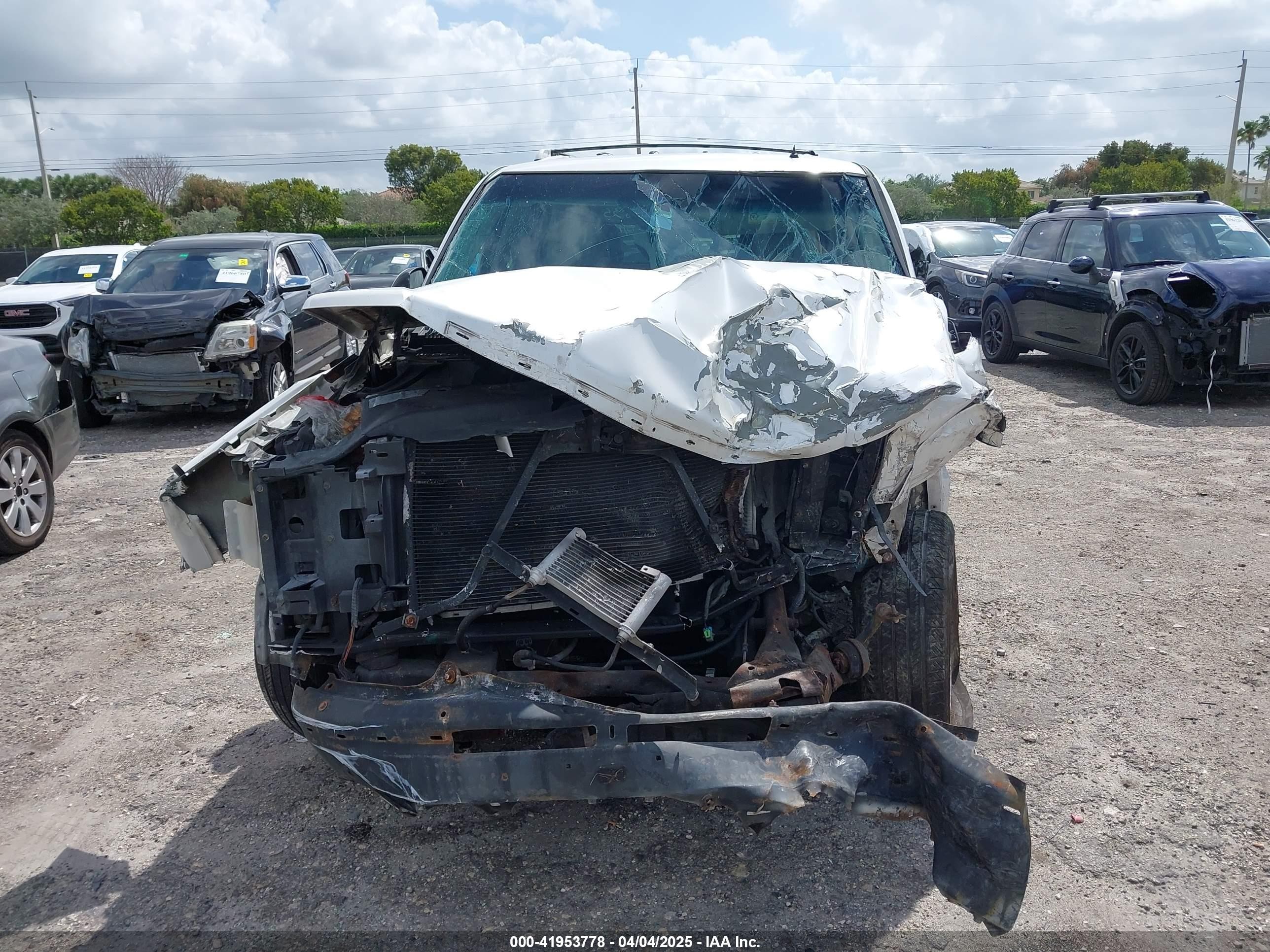 2002 Cadillac Escalade Standard White vin: 1GYEC63T42R183580