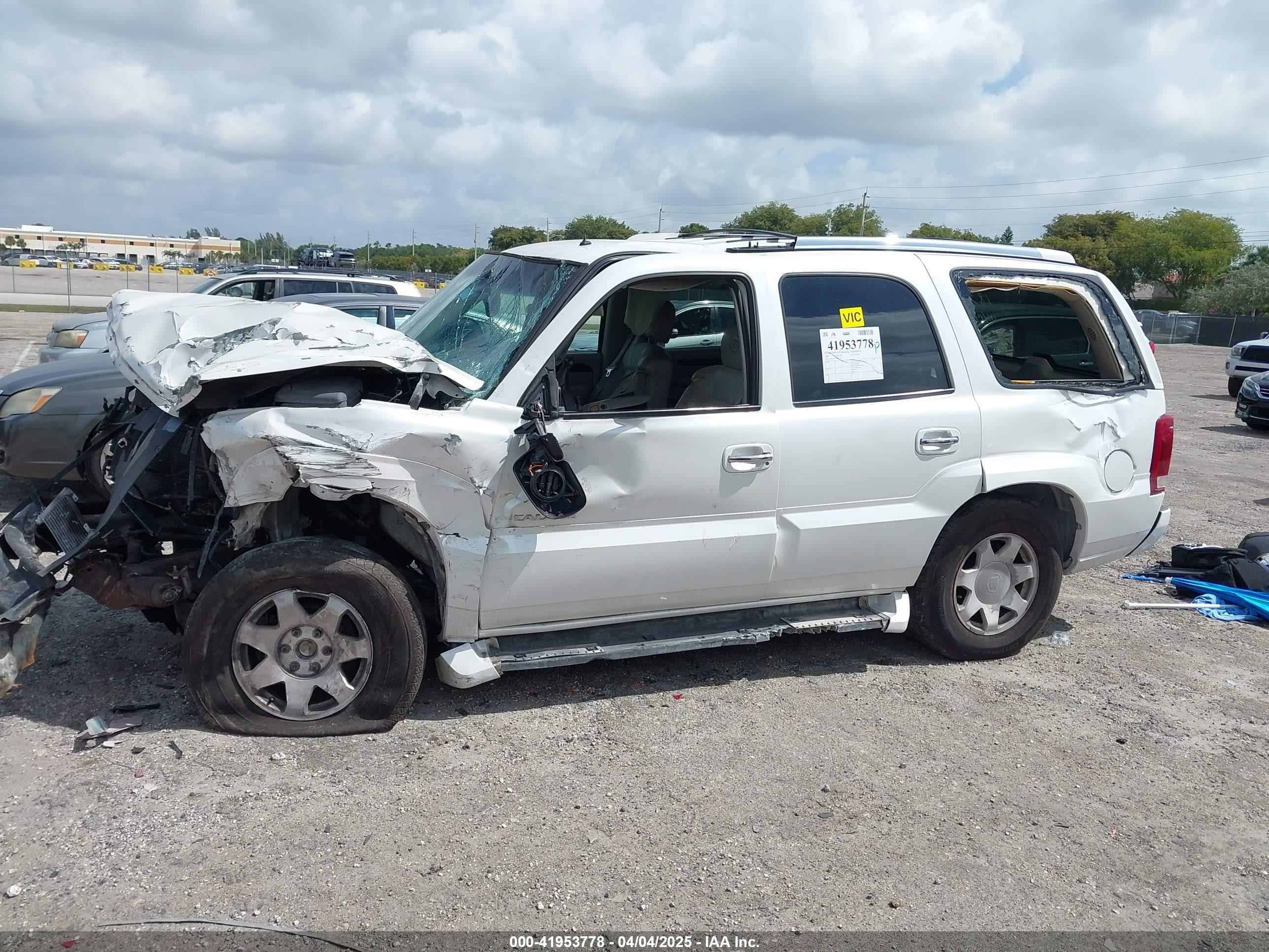 2002 Cadillac Escalade Standard White vin: 1GYEC63T42R183580
